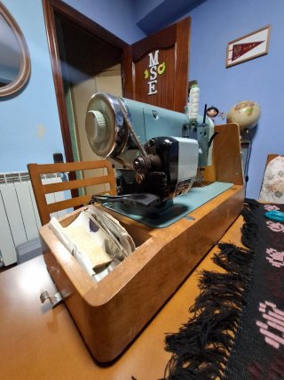 Máquina de coser ALFA De Luxe