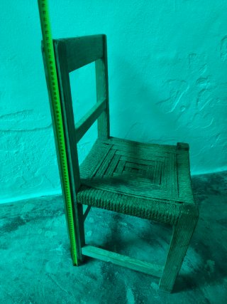 Silla de madera vintage con asiento de pleita.