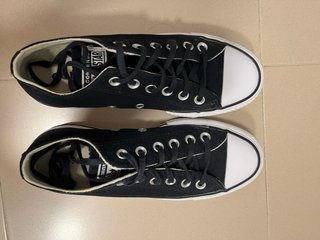 Converse Negras Talla 37 con su caja.