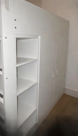 Cama alta con escritorio y estanterías