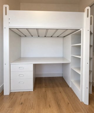 Cama alta con escritorio y estanterías
