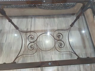Mesa de hierro forjado con diseño