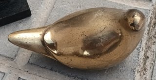 Paloma decorativa de metal dorado