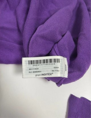 Jersey morado con botones dorados