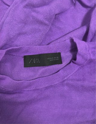 Jersey morado con botones dorados