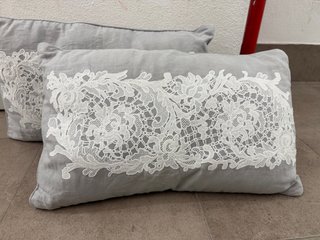 Cojín Zara Home Gris con Encaje Blanco