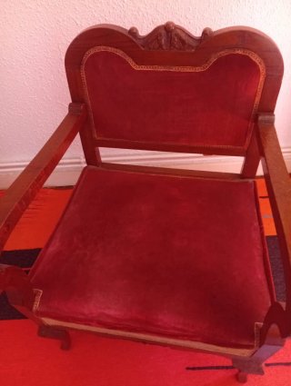 Silla antigua de madera y terciopelo