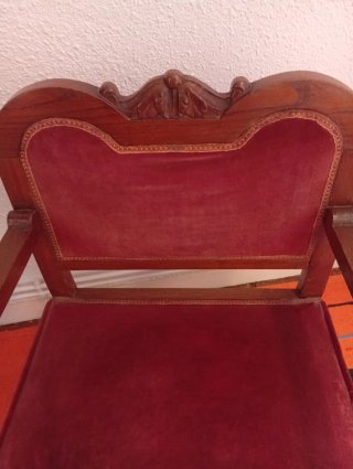 Silla antigua de madera y terciopelo