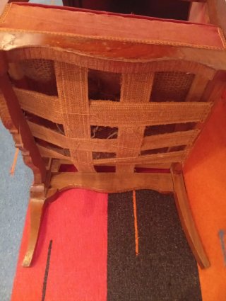 Silla antigua de madera y terciopelo