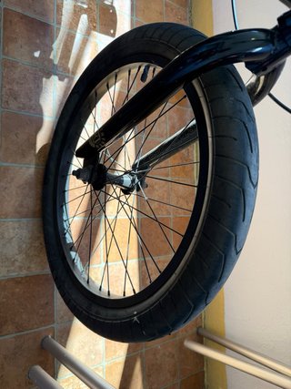 Bicicleta BMX Kink Negra