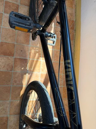 Bicicleta BMX Kink Negra