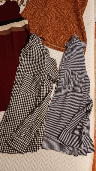 Lote 3 vestidos y 2 camisas
