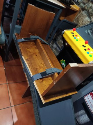 Bancos de madera con cojines a rayas