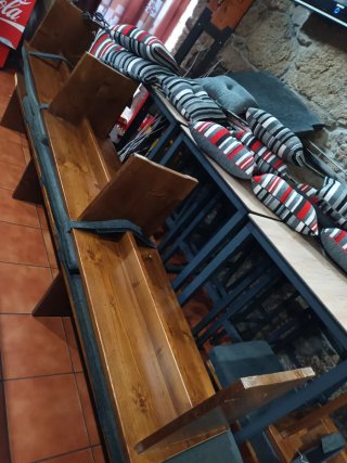 Bancos de madera con cojines a rayas