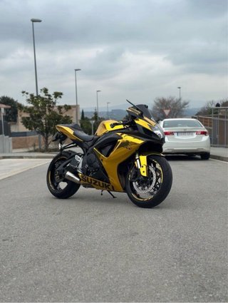 Suzuki GSXR K7 Negra y Dorada