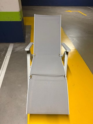 Silla tumbona plegable de playa gris
