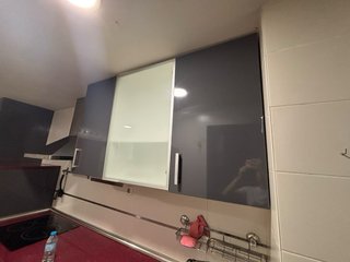 Cocina completa gris y blanca y encimera granate