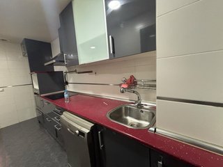 Cocina completa gris y blanca y encimera granate