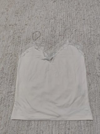 Camiseta blanca de tirantes con encaje