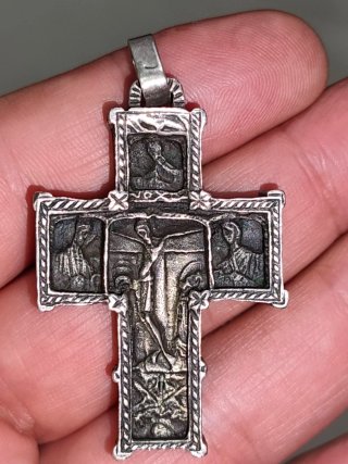 Cruz de plata ley con escenas en relieve
