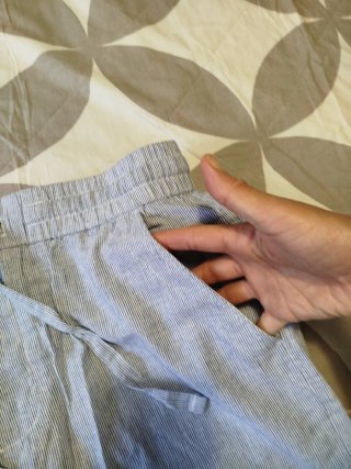 Pantaloncini a righe blu e bianche estive