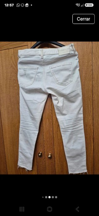Pantalón vaquero blanco Zara desgastado