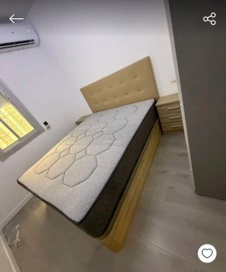 Cama con colchón y mesitas de noche