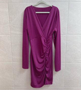 Vestido morado cruzado con fruncido