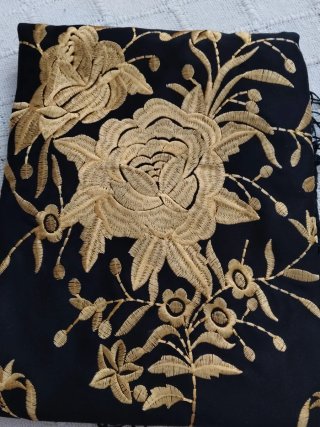 Mantón bordado negro y dorado