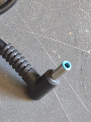 Cargador/ adaptador de corriente original de HP.