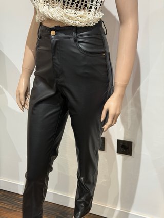 Pantalón polipiel Zara negro