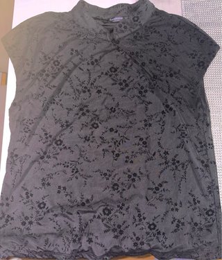 Camiseta floral negra sin estrenar