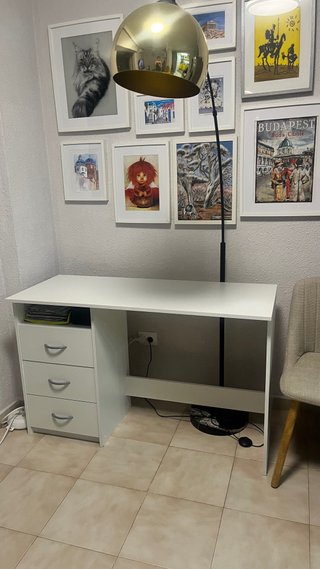 Escritorio blanco con cajones