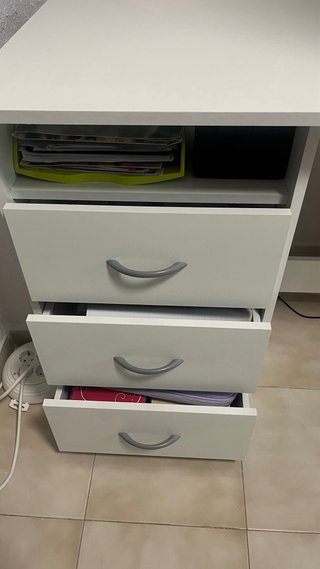 Escritorio blanco con cajones