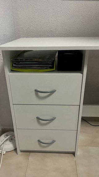 Escritorio blanco con cajones