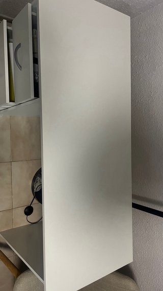 Escritorio blanco con cajones