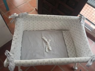 Minicuna con estampado de topitos
