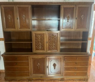 Armario de madera con puertas y cajones