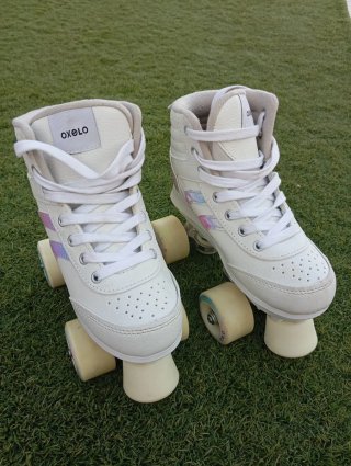 Patines blancos con detalles iridiscentes