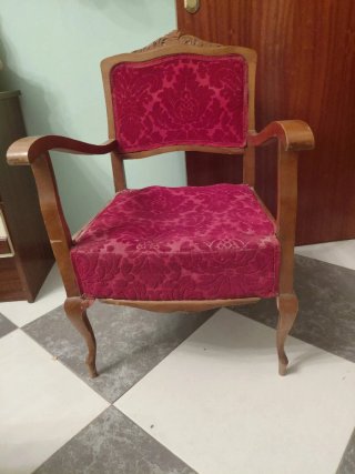 Butaca antigua terciopelo rojo y madera