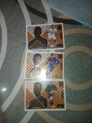 Cromos de fútbol Kylian Mbappé y Jan Oblak