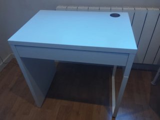 Escritorio blanco con cajón