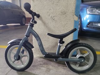 Bicicleta de equilibrio gris