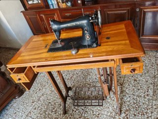 Máquina de coser antigua Alfa