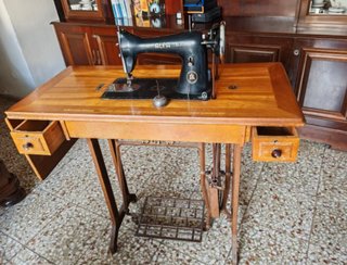 Máquina de coser antigua Alfa