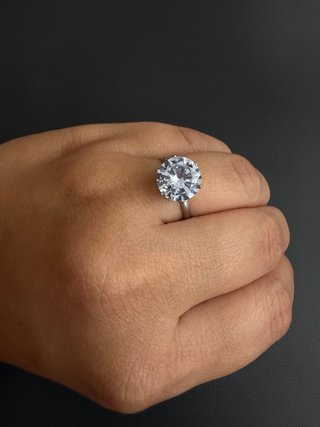 Anillo con piedra grande