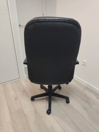 Silla de oficina giratoria negra