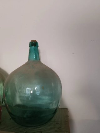 Botella de vidrio antigua grande