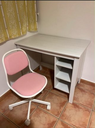 Escritorio infantil blanco con silla rosa
