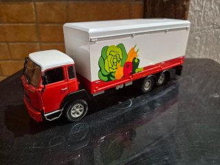 Miniatura camião frigorífico com legumes